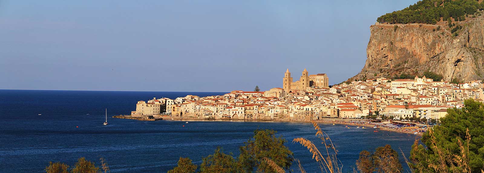 Italienische Küste mit historischer Stadt